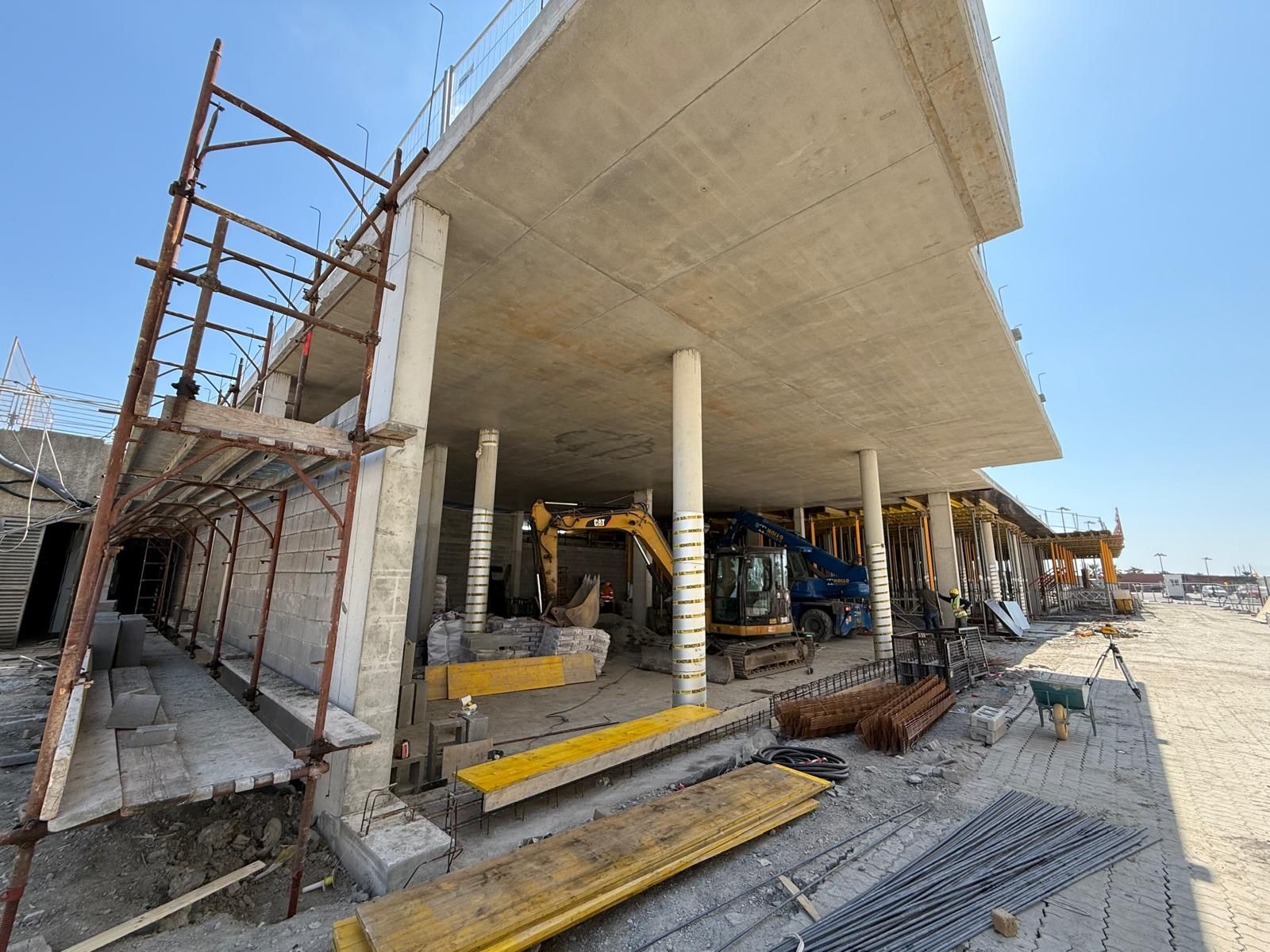 Cantiere con soletta in cemento armato sostenuta da pilastri. Sono visibili ponteggi ed escavatori Geotecno Genova