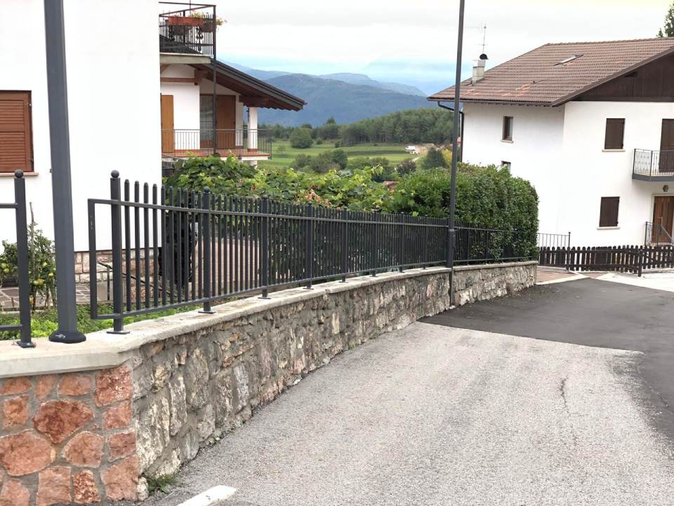 Recinzione in metallo e pietra