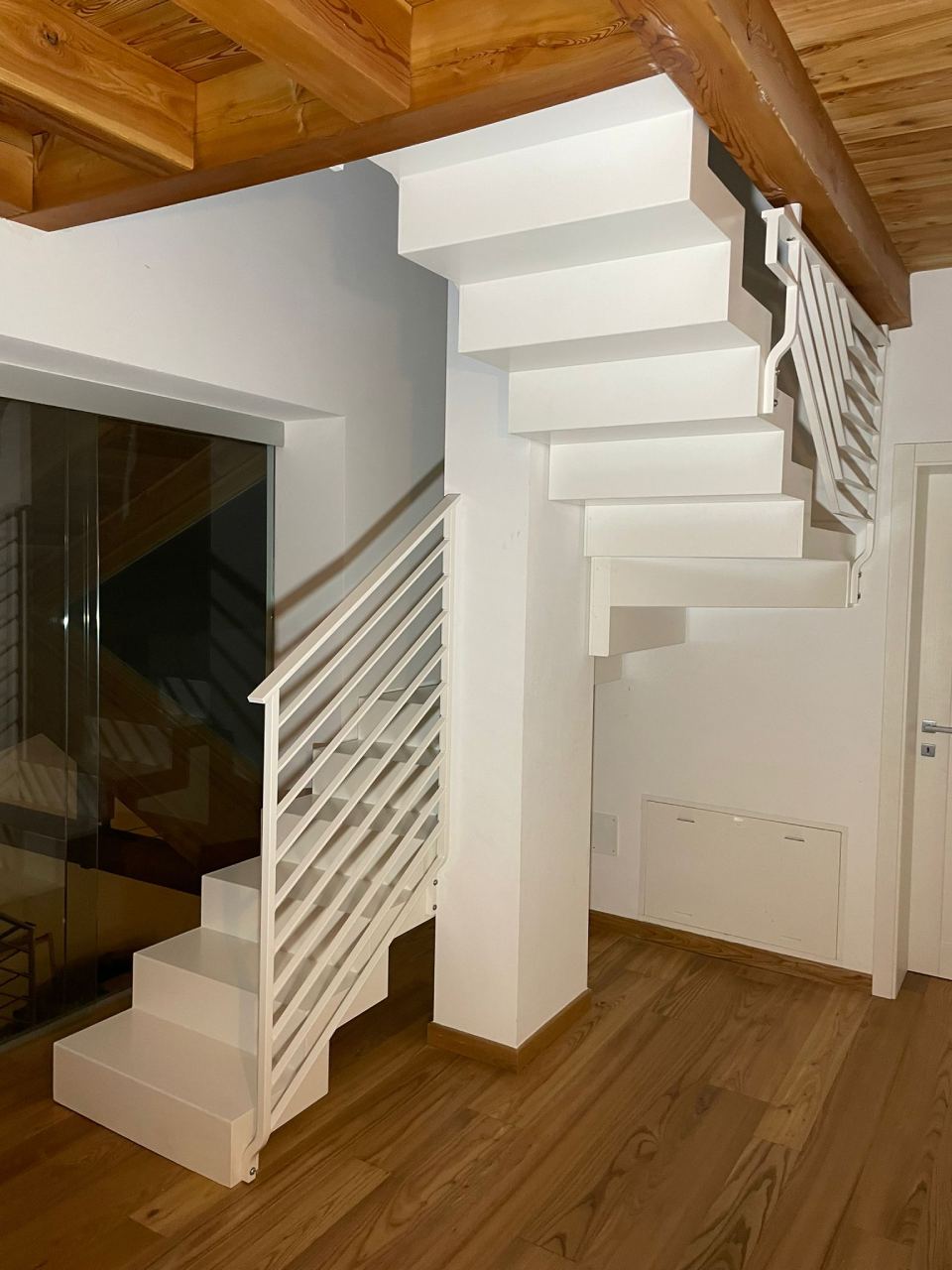 Scala interna con ringhiera bianca