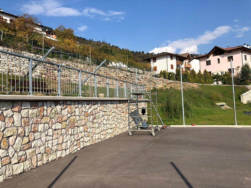 Recinzione in metallo e pietra