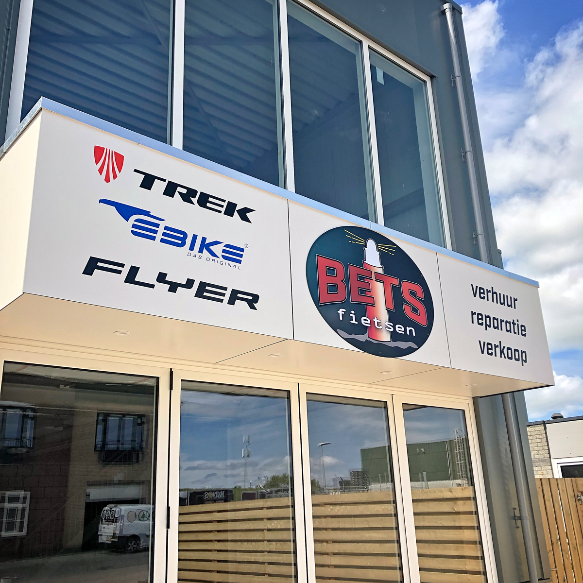 Gevelbekleding Bets Fietsen - Oudeschild by reclamestudio Morant