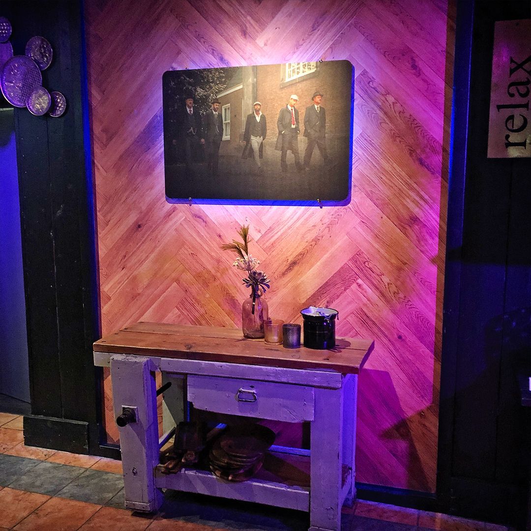 metamorfose van een muur met fotobehang en een mooie wandprint, cafe bij de buren by reclamestudio Morant