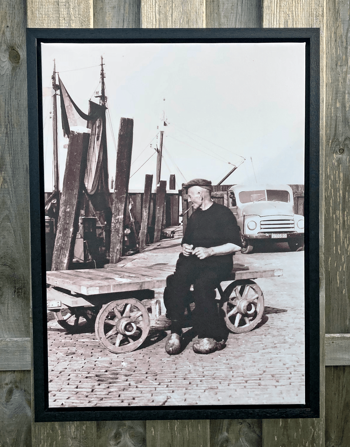 Afdruk op canvas, gevat in een zwarte baklijst  by reclamestudio Morant