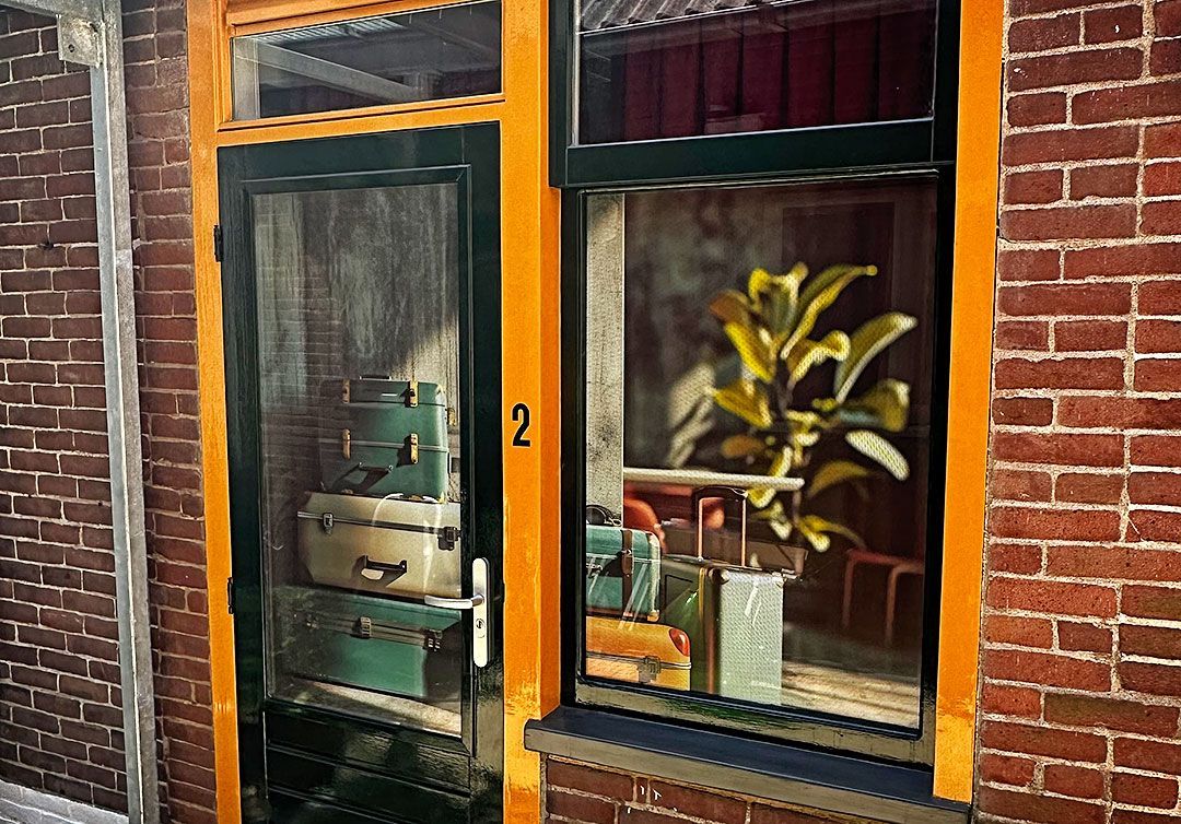 Achterzijde van Hotel West in welke voorzien is van een print op one-way vision folie