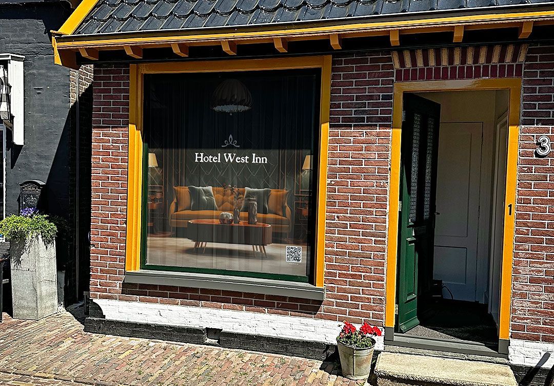 Voorzijde van Hotel West in welke voorzien is van een print op one-way vision folie