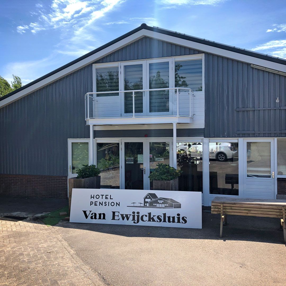 Gevelborden hotel-pension Van Ewijcksluis by reclamestudio Morant