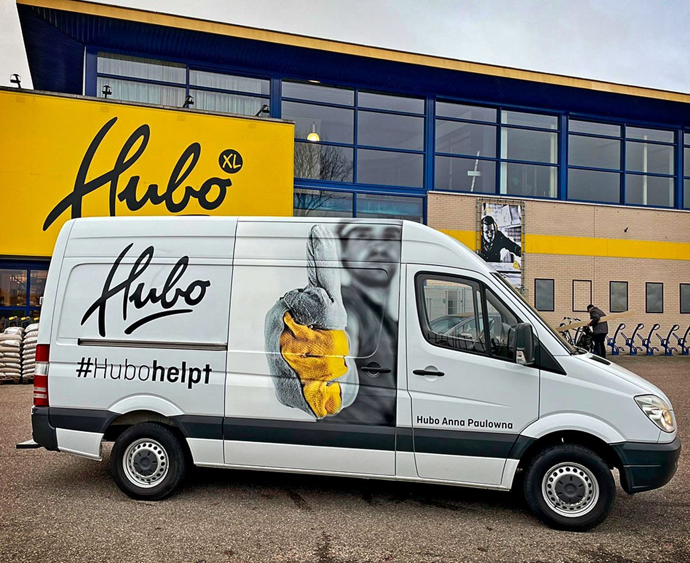 Mooie belettering van de bedrijfsbus van Hubo Anna Paulowna