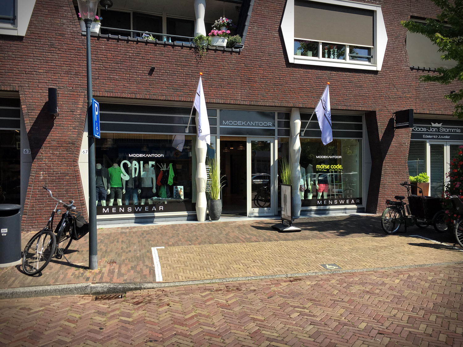 Gevelsignage + vlaggen Modekantoor