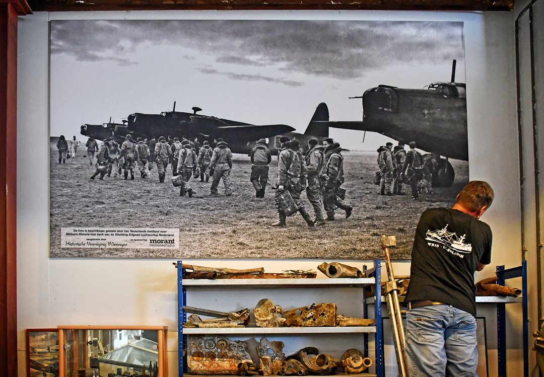 afdruk op wandtextiel in frame van de RAF bemanning  by reclamestudio Morant