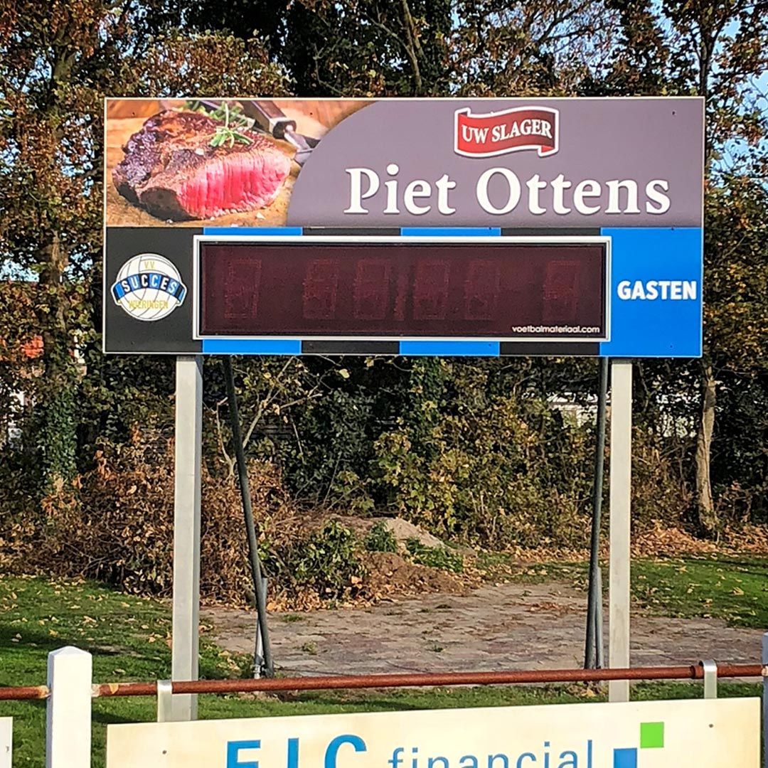 Scorebord v.v. Succes voorzien van nieuwe signage