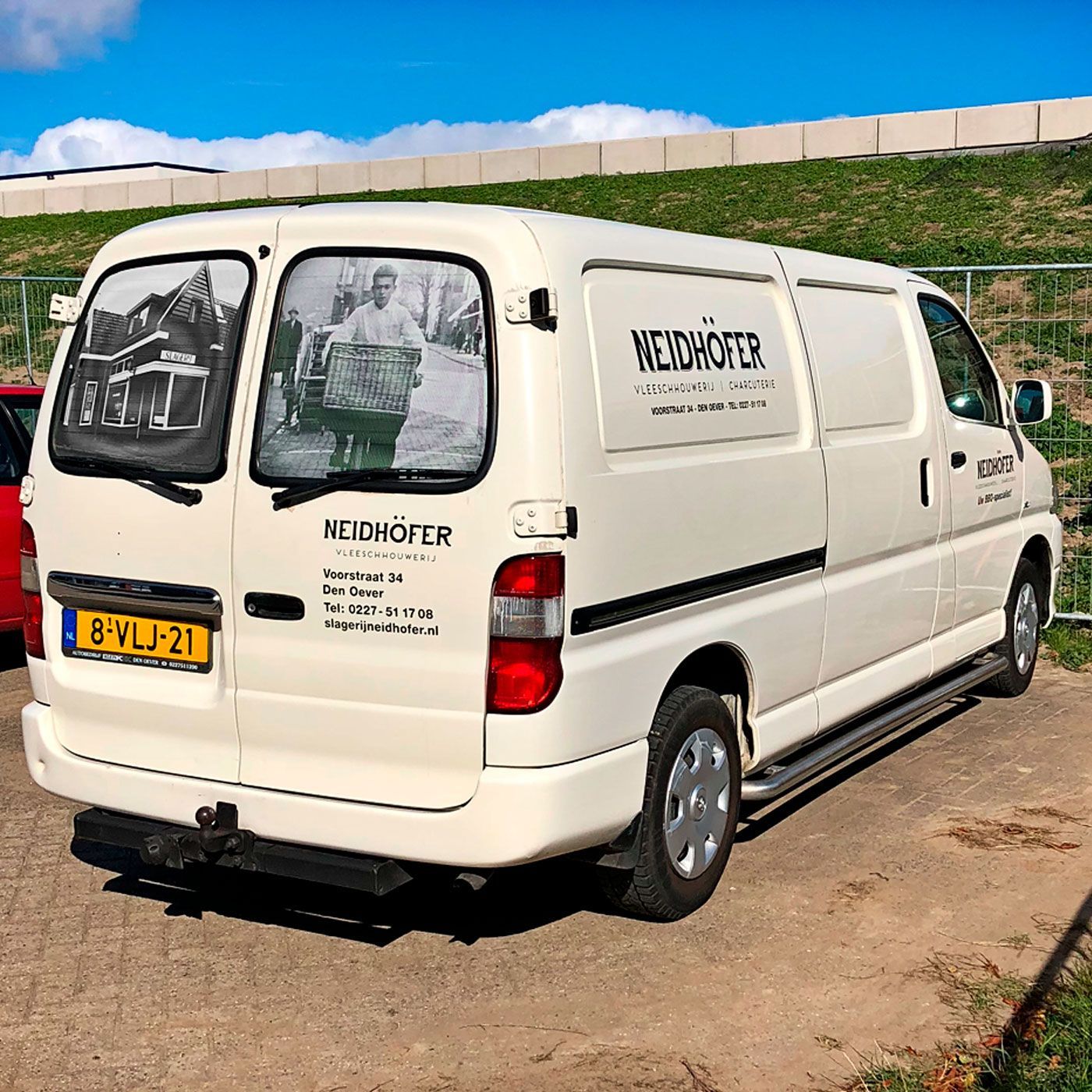 Belettering van de bedrijfsbus van slagerij Neidhöfer in de nieuwe huisstijl