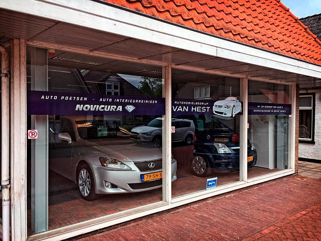 Gevelbelettering autobedrijf Van hest / Novicura