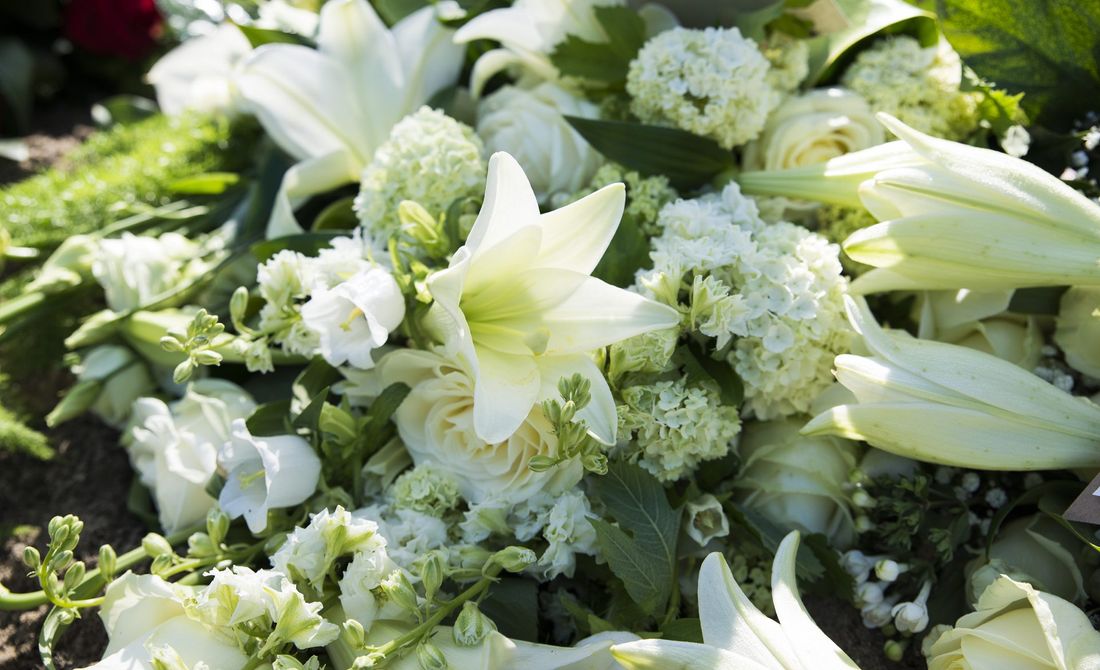 fiori bianchi su bara