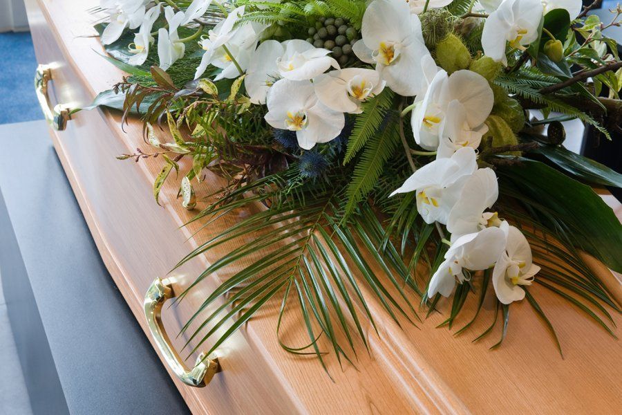 fiori bianchi su bara