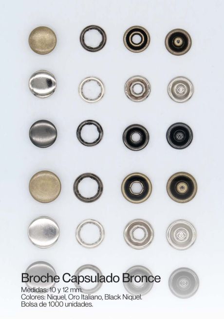 Surtidos capuchones y bases circulares para broches en oro, negro, plata y blanco sobre fondo blanco.