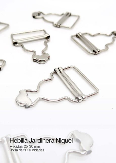 Abrazaderas metálicas para mangueras de jardín sobre un fondo blanco