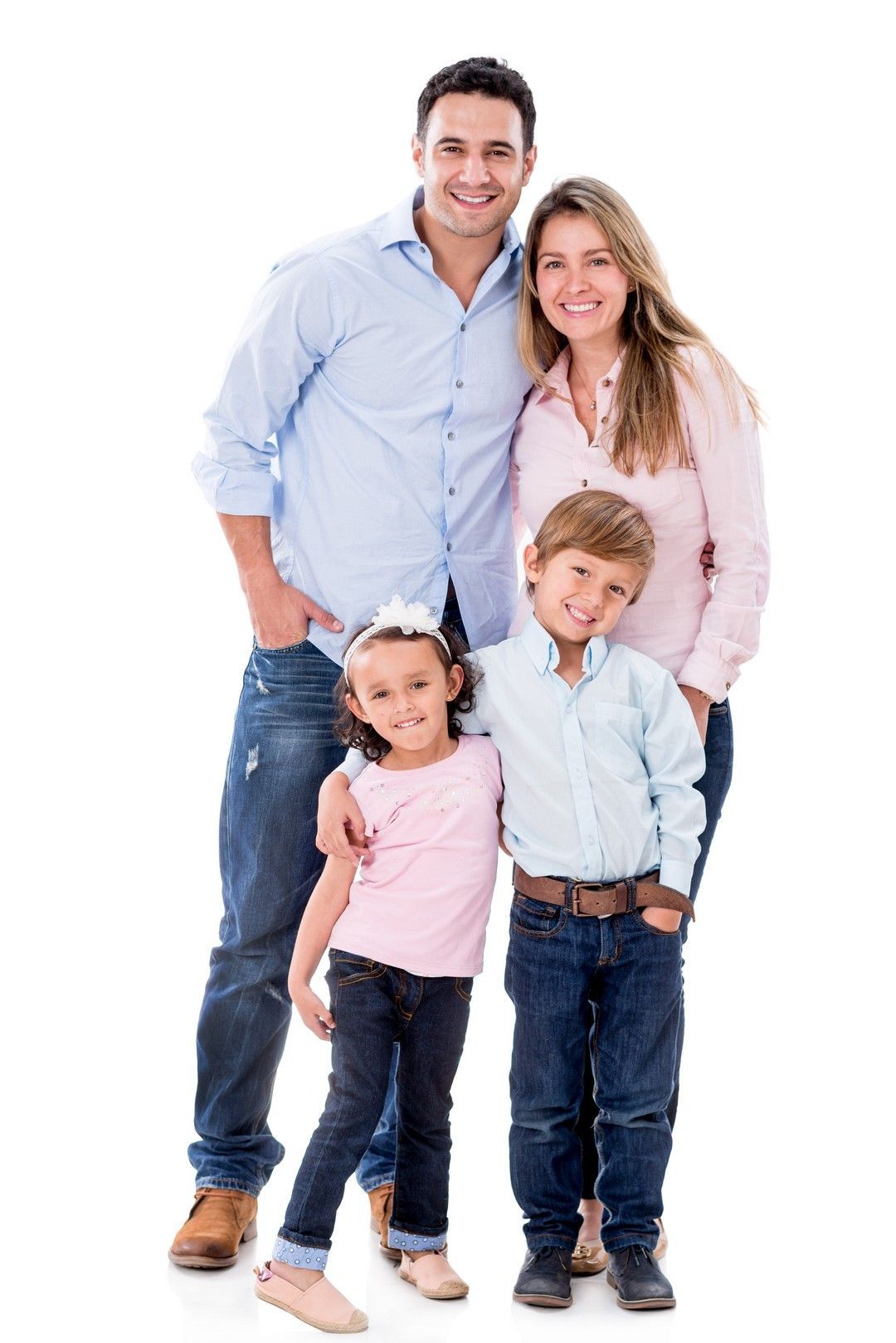 Famiglia di quattro persone che sorridono alla telecamera; genitori e due bambini in abiti casual.