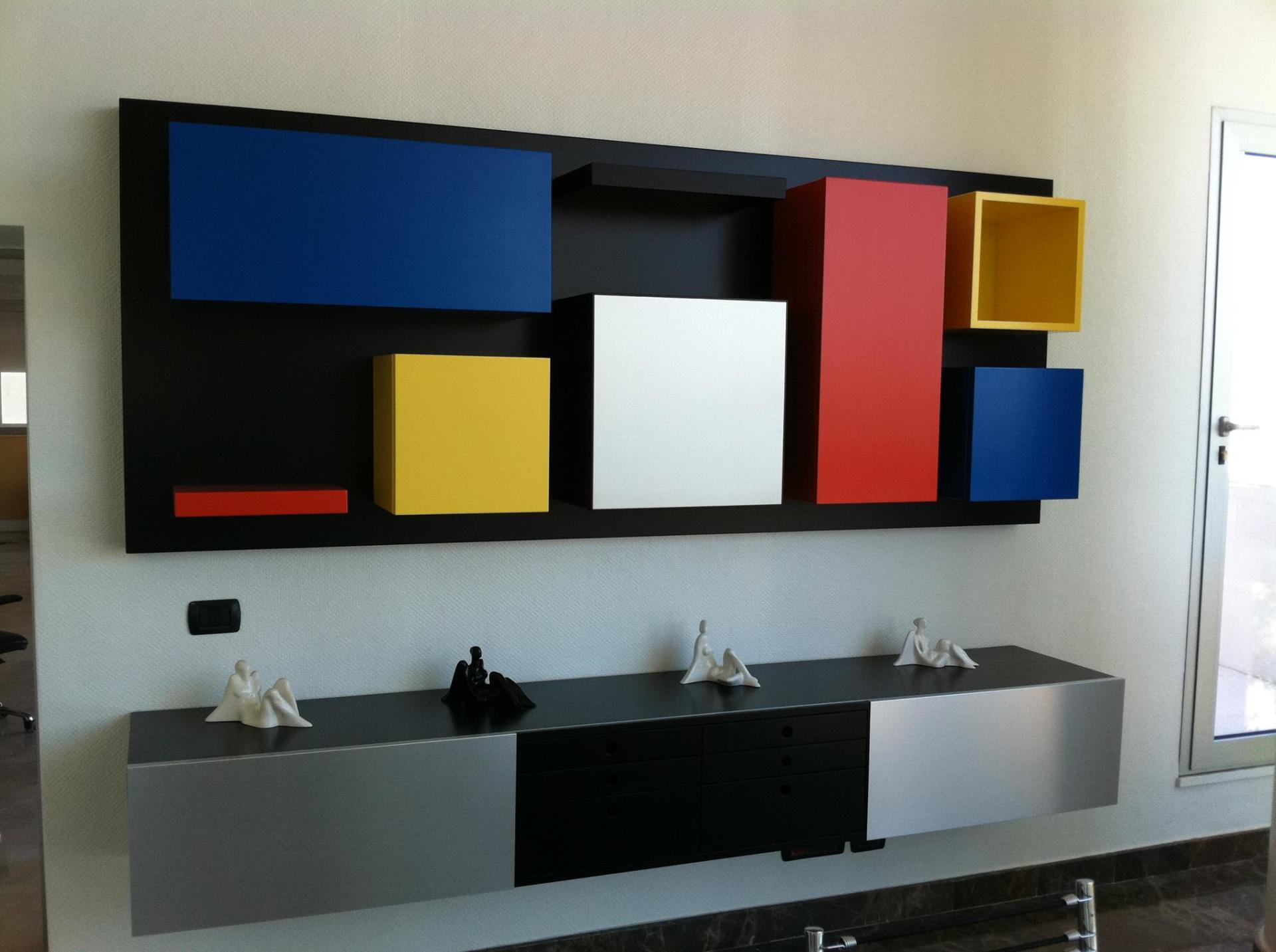 Parete attrezzata in legno colorato