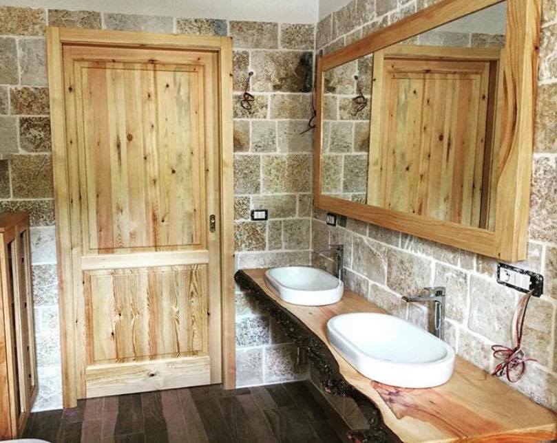 Arredo bagno in legno