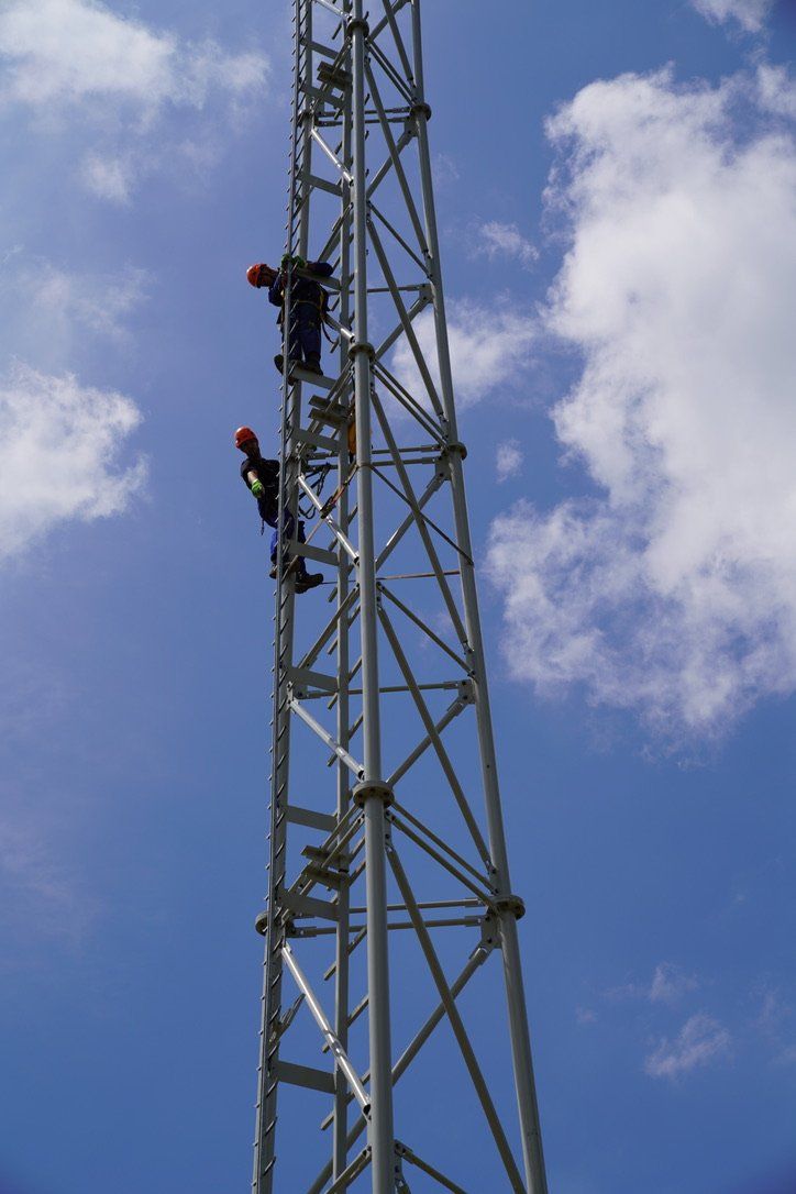 Rohrgittermast und Sendemast