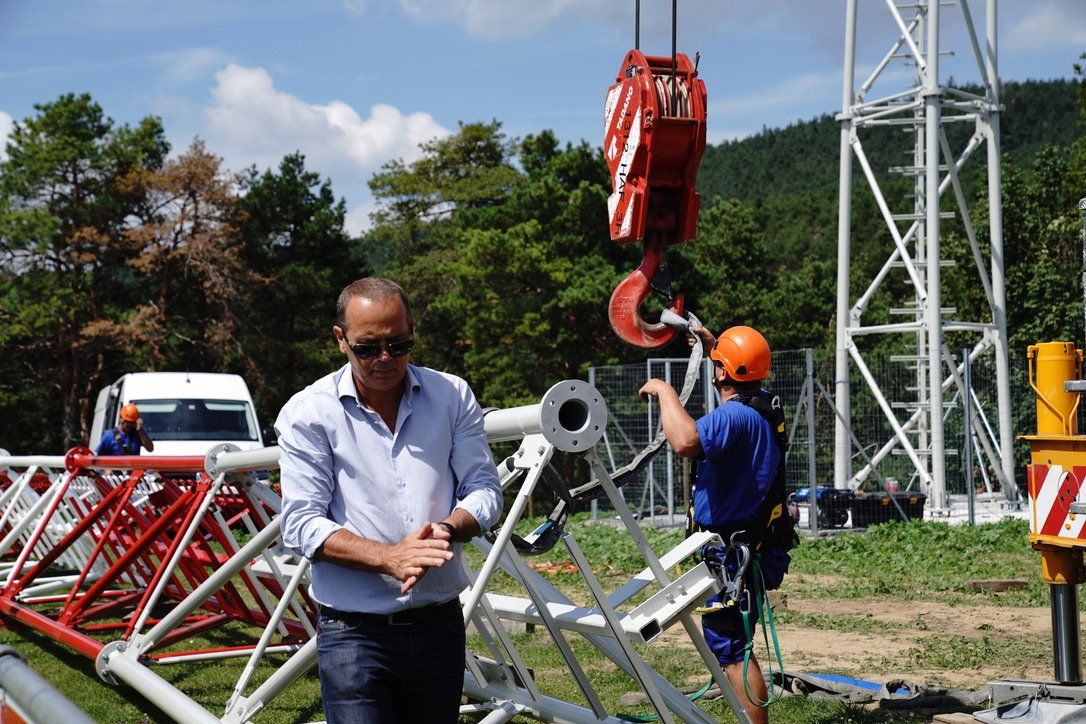 Rohrgittermast und Sendemast