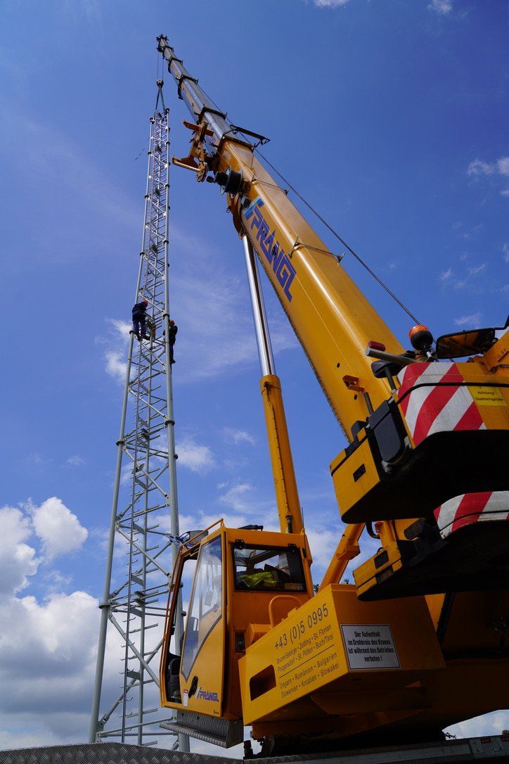 Rohrgittermast und Sendemast