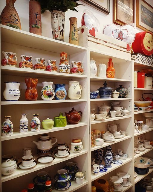 ceramiche e servizi da tè usati