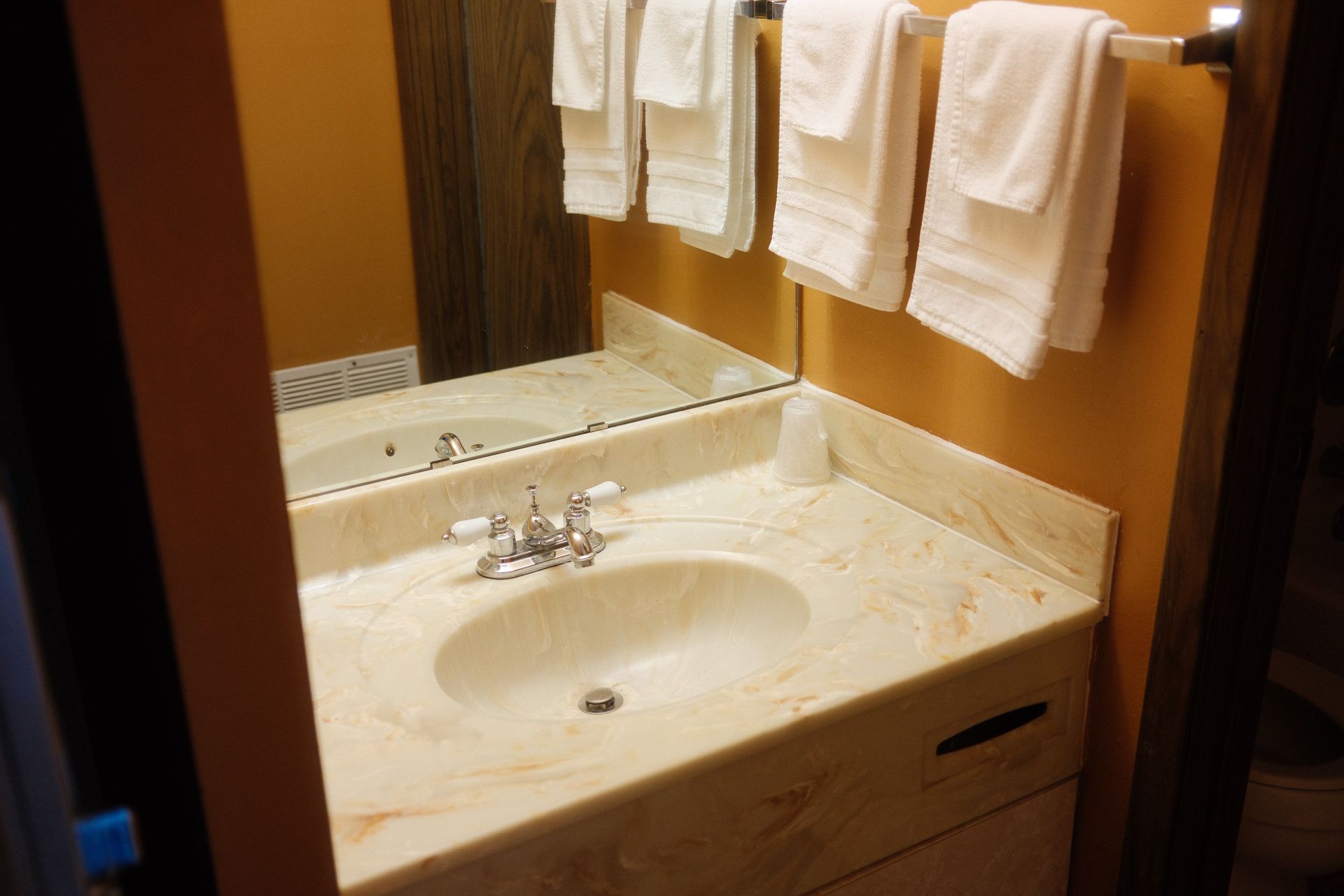 A bathroom with a sink and a mirror