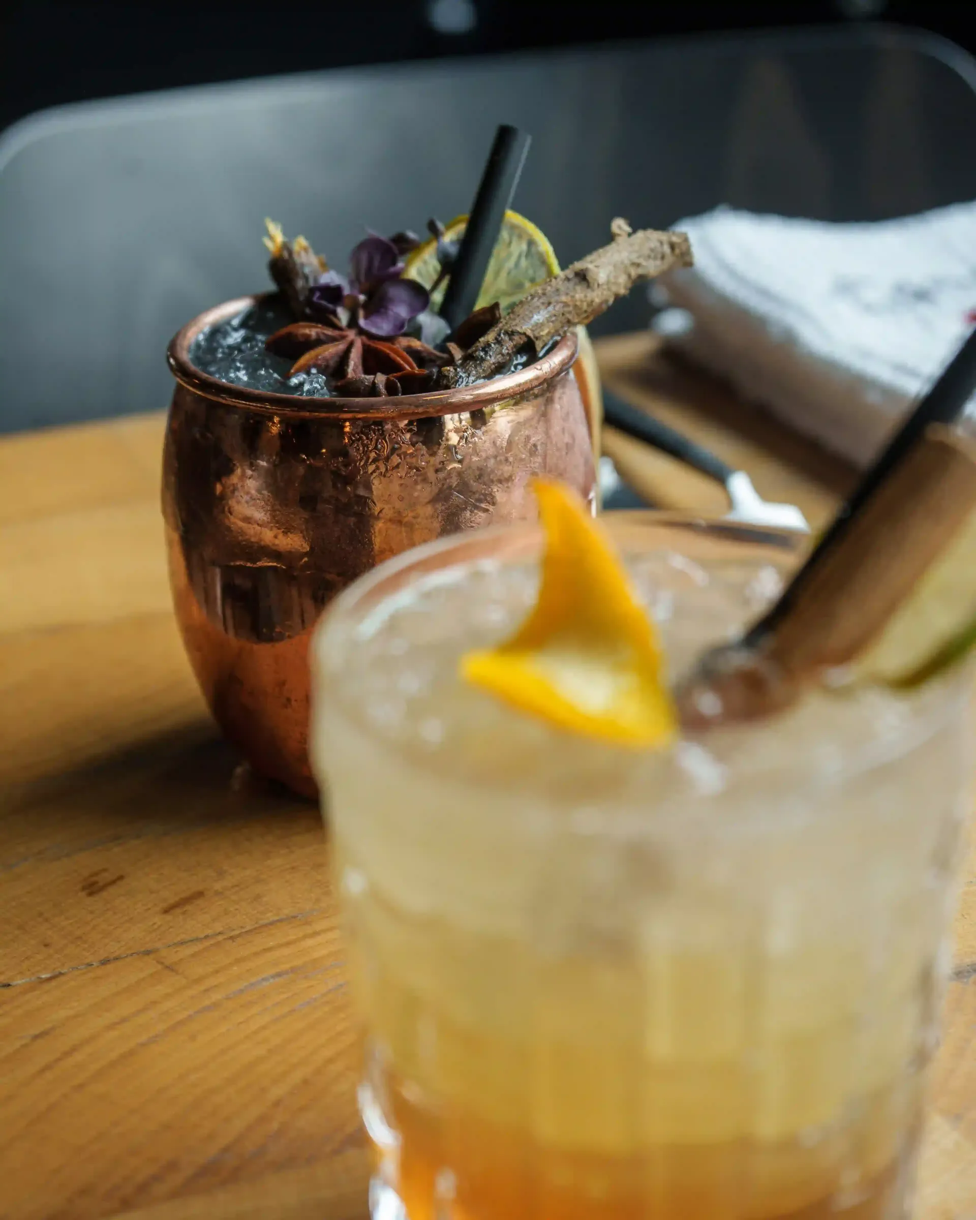 Un barman verse une boisson dans un verre à martini