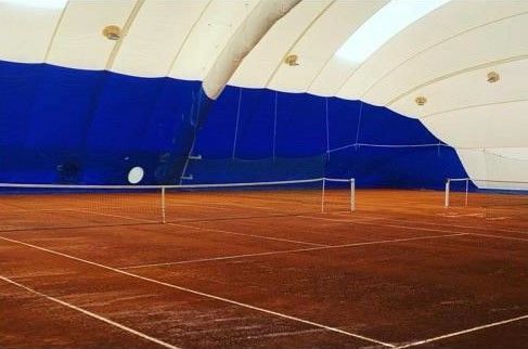 Campi tennis in terra rossa al chiuso