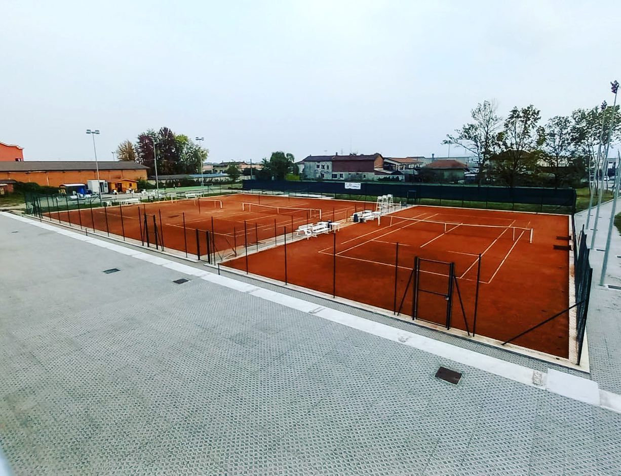 Campi tennis in terra rossa all'aperto
