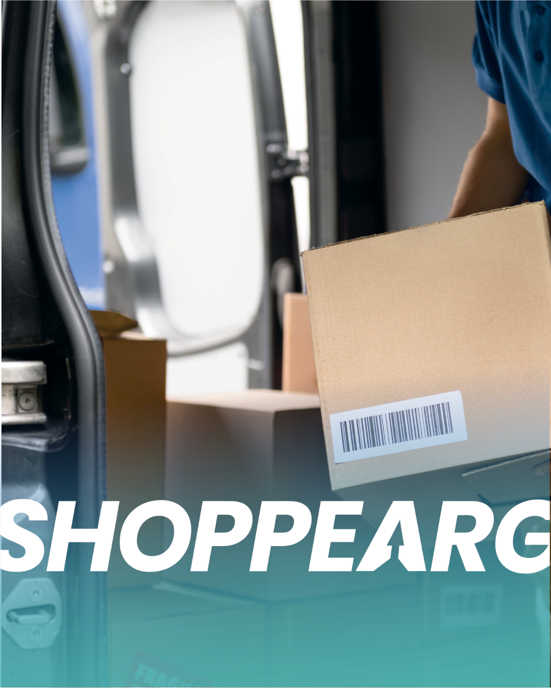 Persona cargando una caja de cartón en una camioneta, con el texto