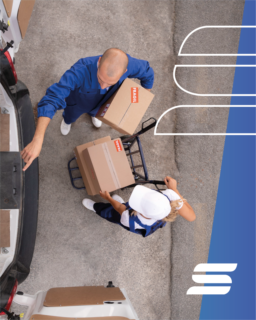 Dos personas cargan cajas desde una furgoneta de reparto. Una lleva una caja, la otra usa una carretilla.