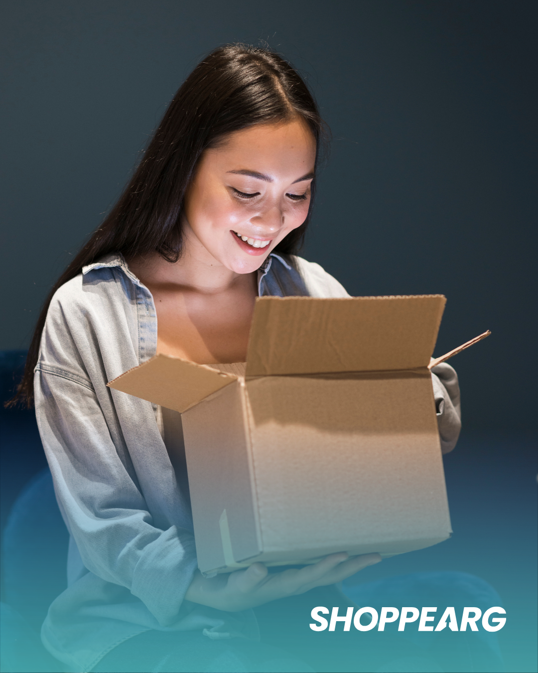 Una mujer sonríe al abrir una caja de cartón. La luz brillante la ilumina. Logotipo de SHOPPEARG en la parte inferior.