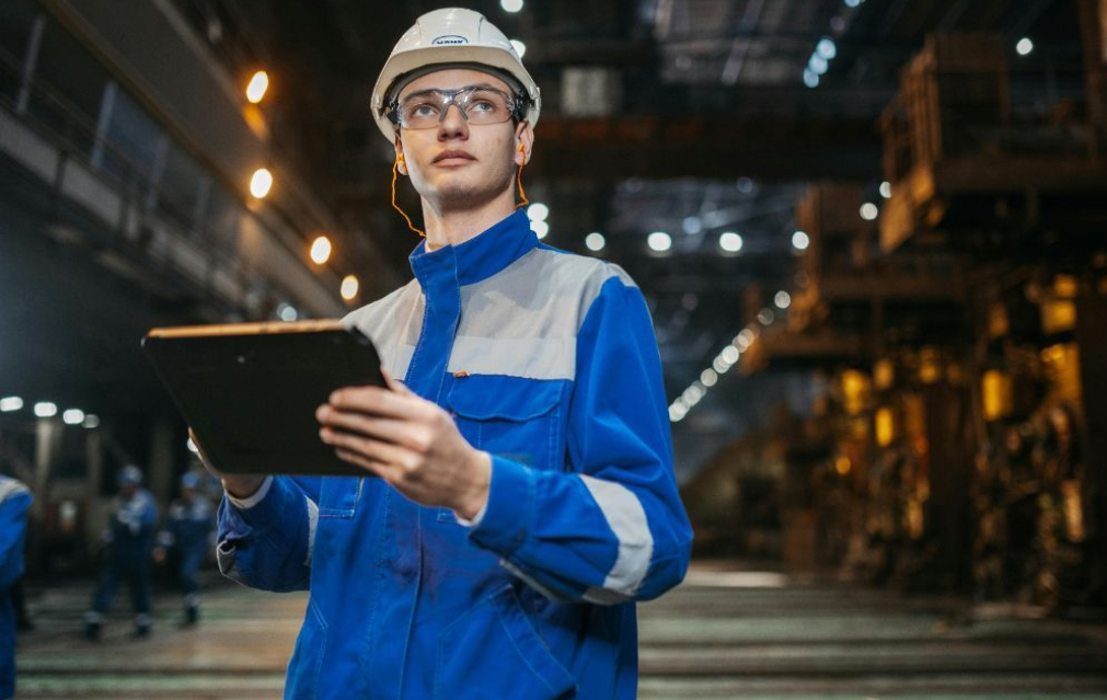 Vista aérea de un puerto de carga lleno de coloridos contenedores de envío dispuestos en filas.