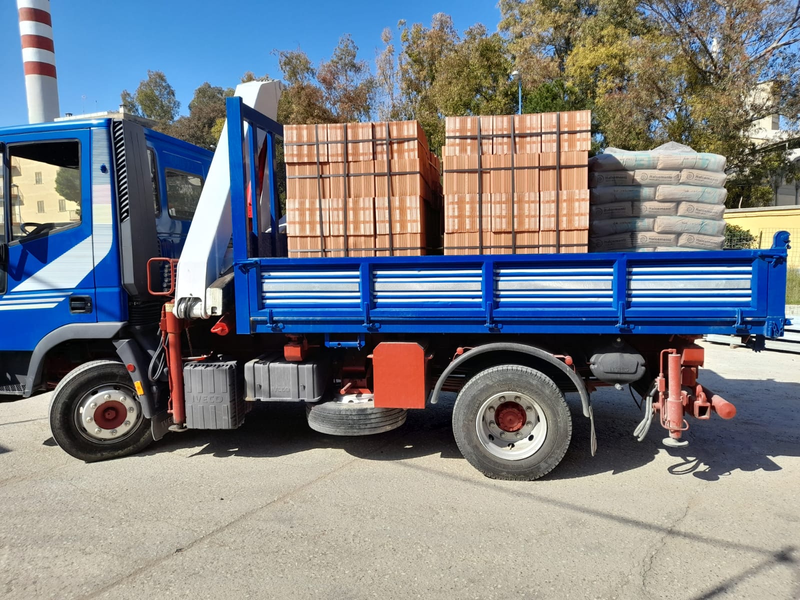 trasporto mattoni per l'edilizia su strada