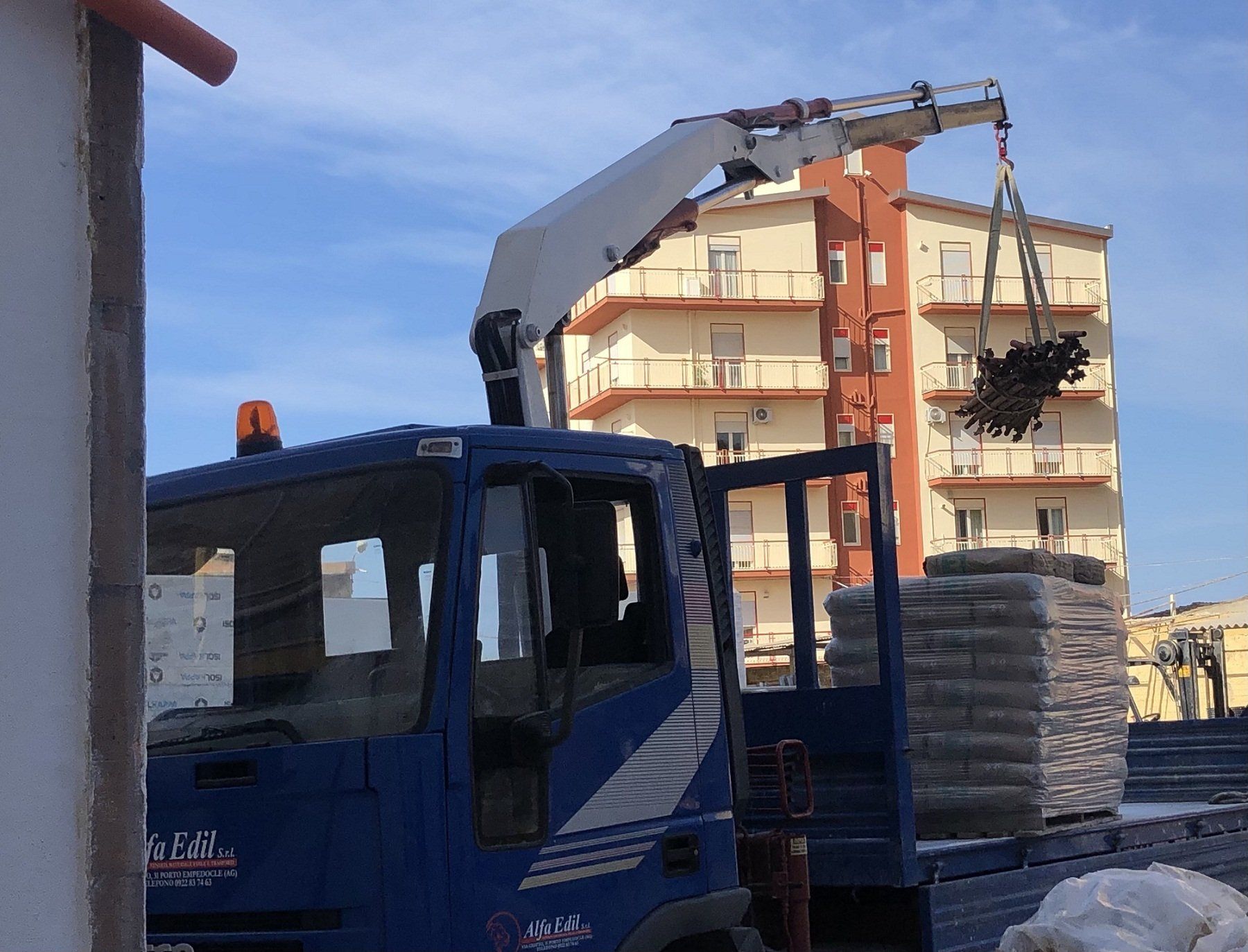 camion per trasporto materiali edili