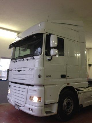 Camion bianco in deposito