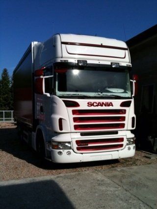 Camion bianco in manovra