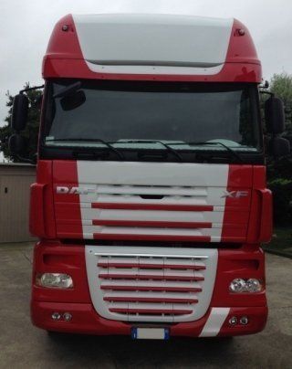 Camion rosso e bianco