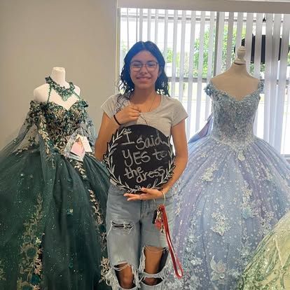 A woman is holding a sign that says `` i said yes to the dress ''.