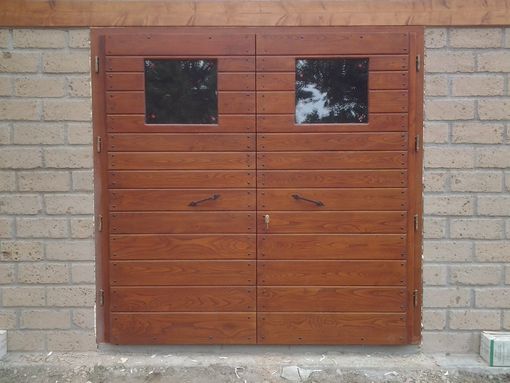 una porta per esterni in legno