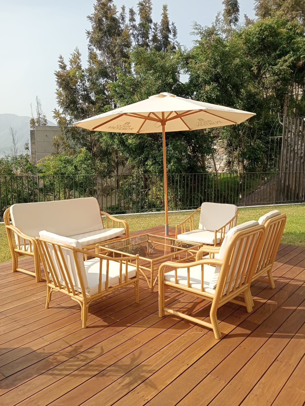 Hombre de negocios tocando un gráfico brillante que va subiendo, lo que indica crecimiento.