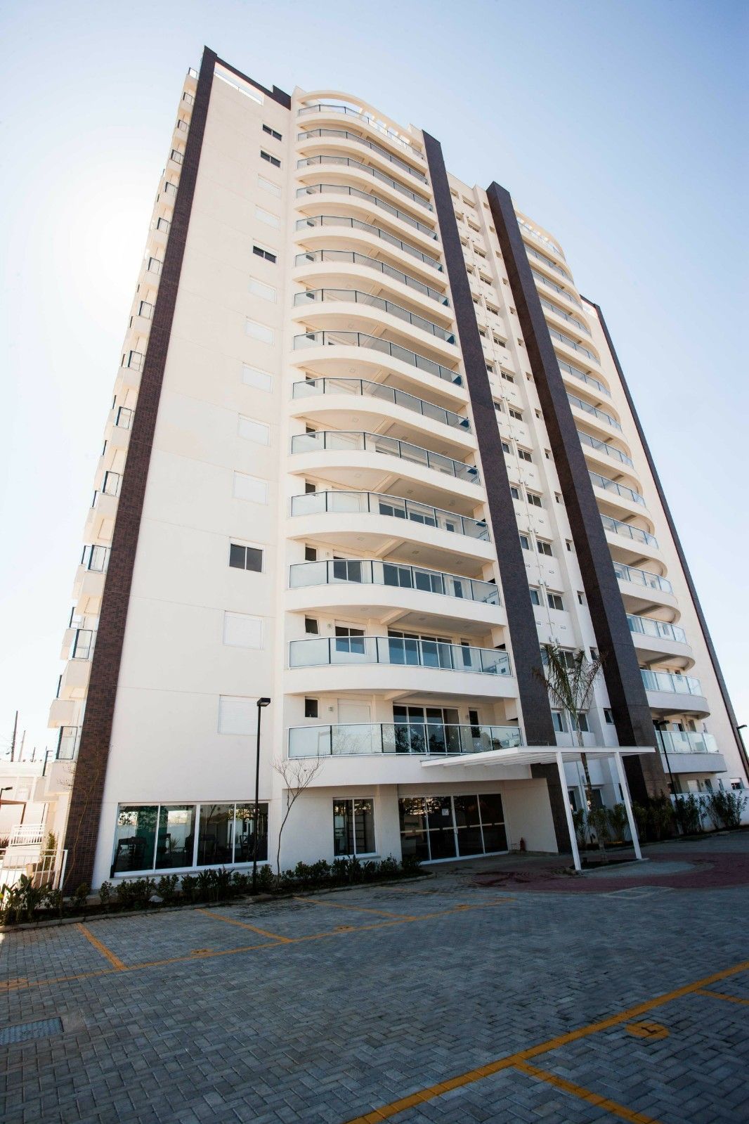 Um edifício alto com muitas janelas e varandas