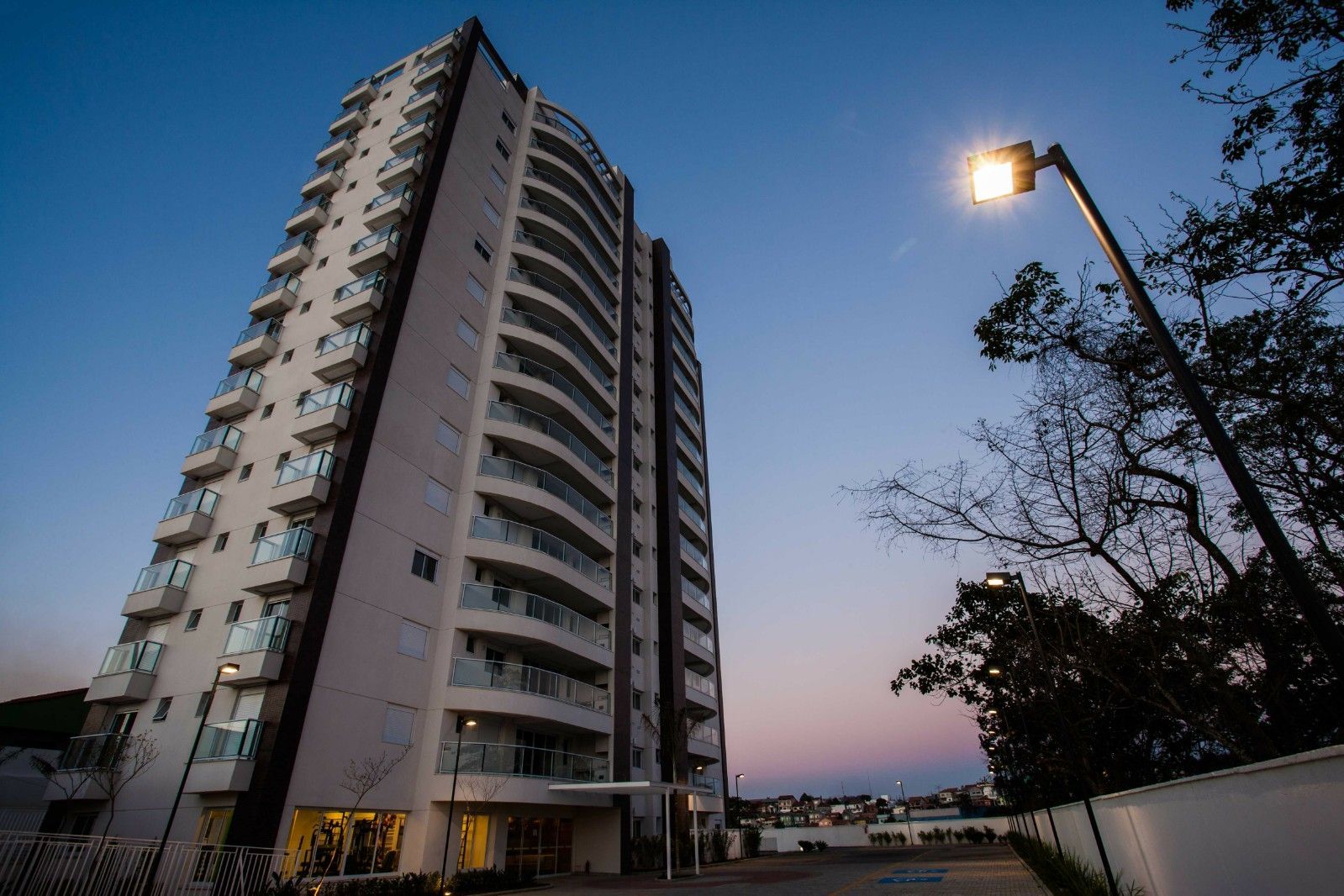 Um prédio alto com um poste de luz na frente