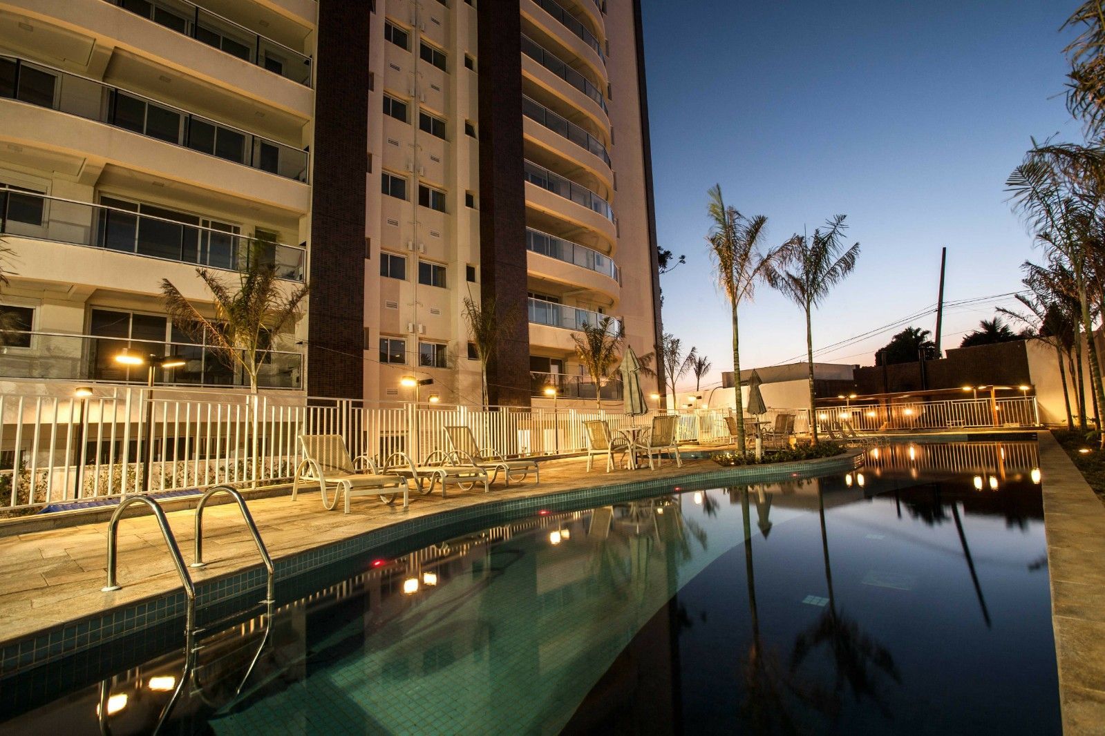 Um grande edifício com uma piscina na frente