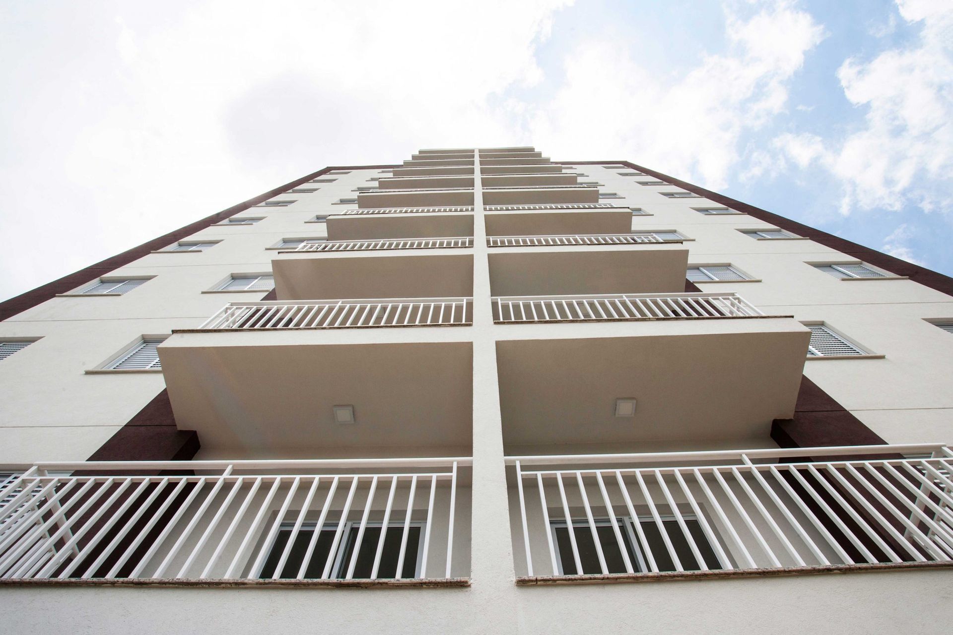 Olhando para um prédio alto com varandas