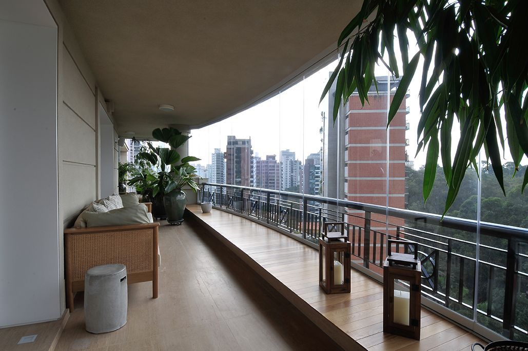 Uma varanda com um sofá e lanternas