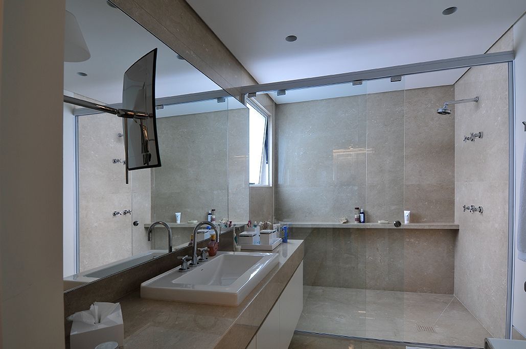 Um banheiro com uma pia e um espelho grande