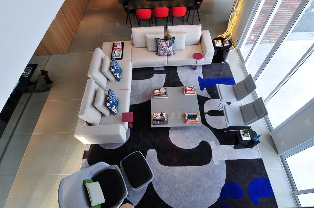 Uma vista aérea de uma sala de estar e sala de jantar